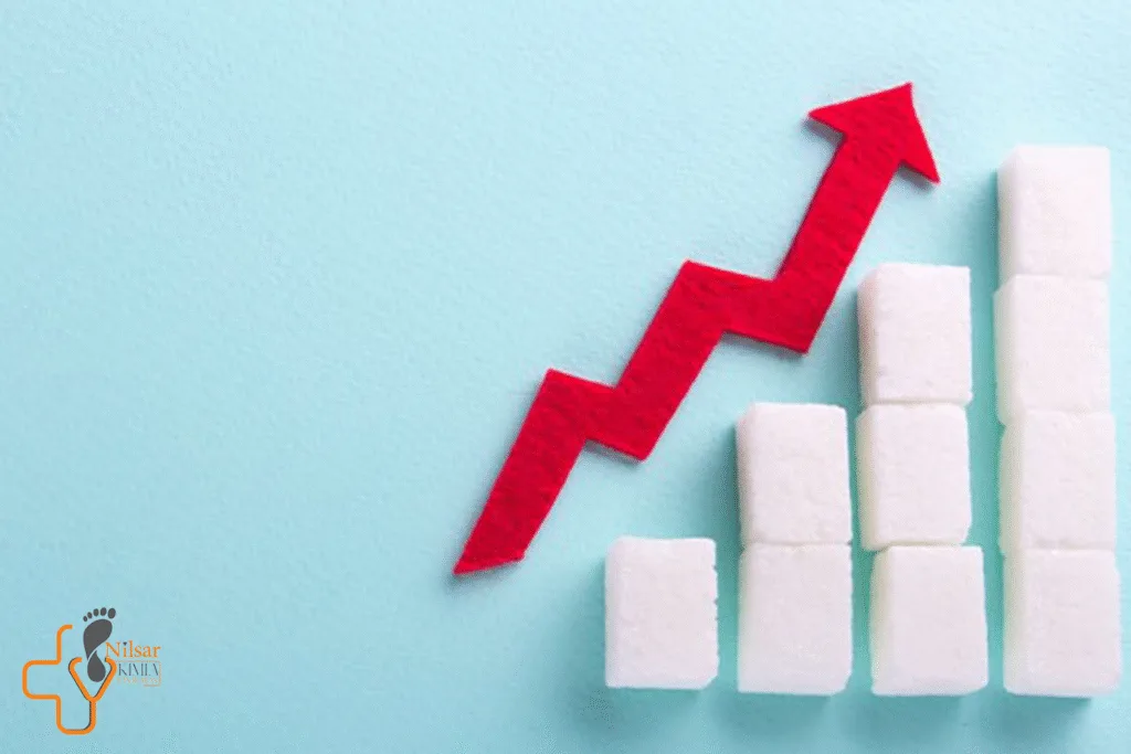 اولین علائم قند خون را باید جدی گرف. شناخت علائم اولیه قند خون بالا یا پایین، نه تنها برای افراد مبتلا به دیابت بلکه برای تمام کسانی که در معرض خطر این بیماری هستند اهمیت حیاتی دارد. دیابت یکی از شایعترین بیماریهای متابولیک در جهان است و میلیونها نفر را درگیر کرده است. یکی از مشکلات اساسی در مدیریت این بیماری، تأخیر در تشخیص به موقع آن است. بسیاری از افراد زمانی متوجه افزایش قند خون خود میشوند که بیماری به مرحله پیشرفته رسیده و عوارض متعددی مانند مشکلات قلبی، کلیوی یا عصبی بروز کرده است. به همین دلیل، آگاهی از نشانههای اولیه و توانایی شناسایی آنها میتواند نقش مهمی در پیشگیری و کنترل بهتر بیماری ایفا کند. این نشانهها اغلب بهتدریج ظاهر میشوند و ممکن است در ابتدا نادیده گرفته شوند، اما توجه به آنها میتواند زندگی فرد را نجات دهد. برای درمان زخم های ناشی از بیماری دیابت حتما از صفحه درمان قطعی زخم دیابت دیدن فرمایید. از آنجا که دیابت یک بیماری خاموش نامیده میشود، علائم اولیه آن معمولاً با شرایط روزمره یا مشکلات جزئی دیگر اشتباه گرفته میشود. خستگی مفرط، تشنگی غیرمعمول، یا افزایش دفعات ادرار میتوانند به راحتی به عواملی مانند استرس، گرما یا کمآبی بدن نسبت داده شوند. همین موضوع باعث میشود افراد بسیاری سالها بدون آگاهی از بیماری خود زندگی کنند. در نتیجه، بیماری به آرامی پیشرفت کرده و آسیبهای جدی به بدن وارد میکند. بنابراین تأکید بر آموزش و اطلاعرسانی عمومی در مورد علائم اولیه قند خون یکی از ابزارهای کلیدی در کاهش بار این بیماری است. اگر افراد بتوانند با مشاهده کوچکترین نشانهها اقدام به بررسی وضعیت قند خون کنند، میتوان از بروز عوارض جبرانناپذیر جلوگیری کرد. تشخیص به موقع علائم اولیه همچنین امکان مداخلههای سبک زندگی را فراهم میکند. در بسیاری از موارد، قبل از آنکه فرد به دیابت نوع دو کامل مبتلا شود، میتواند با اصلاح رژیم غذایی، افزایش فعالیت بدنی و مدیریت استرس سطح قند خون خود را کنترل کند. در این مرحله هنوز لوزالمعده به طور کامل از کار نیفتاده و انسولین تولید میشود، بنابراین امید زیادی برای بازگشت بدن به شرایط طبیعی وجود دارد. به همین دلیل، اهمیت شناسایی سریع این علائم فراتر از جلوگیری از عوارض، بلکه فرصتی برای تغییر مسیر بیماری و بازگشت به سلامت پایدار است. این مرحله را میتوان آخرین فرصت بدن برای مقابله طبیعی با اختلالات متابولیک دانست. در کنار اهمیت فردی، شناسایی علائم اولیه قند خون تأثیرات اجتماعی و اقتصادی نیز دارد. هزینههای درمان دیابت و عوارض آن در سطح جهانی بسیار بالاست و فشار سنگینی بر سیستمهای بهداشتی وارد میکند. اگر بتوان با آگاهیبخشی عمومی، افراد را به شناسایی زودهنگام علائم و مراجعه به پزشک ترغیب کرد، بسیاری از هزینههای سنگین درمانی کاهش مییابد. این موضوع نه تنها سلامت فردی را تضمین میکند بلکه به بهبود کیفیت زندگی جامعه و کاهش بار اقتصادی بیماری کمک شایانی خواهد کرد. در واقع، پیشگیری همیشه سادهتر و کمهزینهتر از درمان است و شناسایی علائم اولیه قند خون مصداق بارز این اصل بهداشتی است. به طور کلی، علائم اولیه قند خون مانند زنگ هشداری هستند که بدن برای جلب توجه ما به صدا درمیآورد. بیتوجهی به این نشانهها میتواند پیامدهای سنگینی داشته باشد، اما توجه دقیق و اقدام به موقع میتواند از بروز بسیاری از مشکلات جلوگیری کند. این مقاله قصد دارد با بررسی جزئیات اولین علائم قند خون، به افراد کمک کند تا درک عمیقتری از نشانههای هشداردهنده داشته باشند و در صورت مشاهده آنها اقدامات مناسب انجام دهند. در ادامه، به مهمترین علائمی که میتوانند نشانه اختلال در سطح قند خون باشند پرداخته میشود، تا مسیر تشخیص زودهنگام و مدیریت بهتر بیماری برای خوانندگان روشنتر شود. احساس تشنگی بیش از حد (پُلیدیپسی) یکی از بارزترین و شایعترین علائم اولیه قند خون بالا، احساس تشنگی بیش از حد است که در اصطلاح پزشکی به آن پُلیدیپسی گفته میشود. این حالت زمانی رخ میدهد که سطح گلوکز در خون افزایش مییابد و کلیهها برای دفع این قند اضافی مجبور به فعالیت بیشتری میشوند. فرآیند دفع قند از طریق ادرار باعث از دست رفتن مقدار قابل توجهی آب از بدن میشود و به دنبال آن بدن پیام تشنگی بیشتری ارسال میکند. فرد مبتلا ممکن است حتی پس از نوشیدن چندین لیوان آب همچنان احساس عطش داشته باشد. این وضعیت به طور مستقیم با اختلال متابولیک ناشی از دیابت در ارتباط است و اغلب در مراحل اولیه بیماری مشاهده میشود. تفاوت اصلی تشنگی ناشی از قند خون بالا با تشنگی معمولی در شدت و مداومت آن است. در شرایط عادی، تشنگی پس از مصرف آب کاهش پیدا میکند، اما در حالت پُلیدیپسی، عطش فرد به صورت دائمی باقی میماند. بسیاری از بیماران گزارش میدهند که حتی در طول شب مجبور میشوند چندین بار برای نوشیدن آب از خواب برخیزند. این امر نه تنها کیفیت خواب را مختل میکند بلکه نشاندهنده وجود یک اختلال جدی در متابولیسم بدن است. در بسیاری از موارد، بیماران این علامت را جدی نمیگیرند و تصور میکنند ناشی از گرما یا فعالیت زیاد روزانه است، در حالی که میتواند نشانهای از ابتدای یک بیماری جدی باشد. مکانیسم بروز پُلیدیپسی بهخوبی نشاندهنده تلاش بدن برای برقراری تعادل است. هنگامی که قند اضافی از طریق ادرار دفع میشود، کلیهها حجم زیادی از آب بدن را نیز از دست میدهند. این وضعیت منجر به کمآبی (دهیدراتاسیون) میشود و سیستم عصبی مرکزی برای جبران این کمبود، احساس تشنگی شدید را ایجاد میکند. از طرف دیگر، افزایش سطح قند خون باعث افزایش فشار اسمزی در خون میشود که خود عامل دیگری برای تحریک مرکز تشنگی در مغز است. این مکانیسم پیچیده بیانگر آن است که بدن به شدت در تلاش برای بازگرداندن تعادل داخلی است، اما بدون کنترل پزشکی، این تلاشها ناکام میماند و وضعیت بیمار بدتر میشود. تأثیر پُلیدیپسی تنها به جنبه جسمی محدود نمیشود و ابعاد روانی و اجتماعی نیز دارد. فردی که مداوماً احساس عطش دارد، اغلب ناچار است مقدار زیادی آب یا نوشیدنی مصرف کند و در نتیجه دفعات مراجعه به سرویس بهداشتی او افزایش مییابد. این موضوع میتواند در محیط کار یا فعالیتهای اجتماعی مشکلاتی ایجاد کند و فرد را دچار استرس یا خجالتزدگی نماید. علاوه بر این، نوشیدن بیش از حد آب ممکن است تعادل الکترولیتها را در بدن برهم بزند و منجر به مشکلاتی مانند کاهش سدیم خون شود. بنابراین، توجه به این علامت و پیگیری آن از دیدگاه پزشکی ضروری است. یکی از نکات مهم در بررسی پُلیدیپسی، افتراق آن از علل دیگر تشنگی است. شرایطی مانند گرمازدگی، ورزش سنگین، مصرف غذاهای شور یا حتی برخی بیماریهای کلیوی نیز میتوانند باعث افزایش عطش شوند. با این حال، ویژگی متمایز تشنگی ناشی از قند خون بالا، شدت مداوم آن و همراهی با علائم دیگری همچون تکرر ادرار، خشکی دهان و خستگی است. پزشکان معمولاً با توجه به این ترکیب علائم و انجام آزمایش قند خون ناشتا میتوانند به تشخیص دقیق برسند. بنابراین، هر فردی که با عطش غیرمعمول و پایدار مواجه شود باید برای بررسی دقیقتر به پزشک مراجعه کند. در مطالعات بالینی متعدد نشان داده شده است که پُلیدیپسی یکی از اولین علائمی است که بیماران دیابتی نوع دو قبل از تشخیص رسمی تجربه میکنند. در برخی موارد، این علامت سالها قبل از تشخیص بروز میکند و میتواند به عنوان هشدار اولیه در نظر گرفته شود. حتی در کودکان و نوجوانان مبتلا به دیابت نوع یک نیز پُلیدیپسی از جمله علائم کلاسیک است که والدین باید به آن توجه ویژه داشته باشند. شناسایی زودهنگام این علامت در کودکان میتواند از بروز عوارض خطرناک مانند کتواسیدوز دیابتی جلوگیری کند. از دیدگاه بالینی، مدیریت پُلیدیپسی به درمان علت زمینهای یعنی کنترل سطح قند خون وابسته است. استفاده از داروهای ضد دیابت، تنظیم رژیم غذایی و افزایش فعالیت بدنی میتواند به کاهش سطح گلوکز خون و در نتیجه کاهش عطش کمک کند. علاوه بر این، مشاوره با متخصص تغذیه برای تنظیم میزان مصرف مایعات و تعادل الکترولیتها بسیار مهم است. در برخی بیماران، استفاده از نوشیدنیهای بدون قند و فاقد کافئین توصیه میشود تا علاوه بر تأمین آب بدن، از افزایش قند یا تحریک سیستم عصبی جلوگیری شود. در نهایت، میتوان گفت احساس تشنگی بیش از حد یکی از مهمترین زنگ خطرهایی است که بدن در مواجهه با قند خون بالا به صدا درمیآورد. اگرچه ممکن است در نگاه اول نشانهای ساده و بیاهمیت به نظر برسد، اما در واقع بازتابی از اختلالات عمیق متابولیکی است که در بدن در حال رخ دادن است. توجه به این علامت و اقدام به موقع برای بررسی سطح قند خون میتواند نقش تعیینکنندهای در پیشگیری از پیشرفت دیابت و عوارض ناشی از آن داشته باشد. به همین دلیل، هیچگاه نباید پُلیدیپسی را نادیده گرفت و آن را به عوامل سطحی مانند گرما یا خستگی نسبت داد. تکرر ادرار (پُلیاوری) به عنوان نشانهای هشداردهنده یکی از علائم مهم و زودهنگام قند خون بالا، افزایش دفعات ادرار یا همان پُلیاوری است. این علامت معمولاً در کنار تشنگی بیش از حد ظاهر میشود و در واقع بخشی از یک چرخه معیوب محسوب میشود. هنگامی که سطح گلوکز خون از آستانهی توان بازجذب کلیهها عبور میکند، قند اضافی وارد ادرار میشود و همراه آن آب زیادی نیز دفع میگردد. نتیجه این فرآیند، افزایش حجم ادرار و دفعات دفع آن است. بسیاری از بیماران قبل از تشخیص دیابت، متوجه میشوند که حتی در طول شب چندین بار نیاز به رفتن به سرویس بهداشتی دارند. این وضعیت نه تنها نشاندهنده یک اختلال متابولیکی جدی است، بلکه به شدت کیفیت خواب و زندگی فرد را تحت تأثیر قرار میدهد. پُلیاوری را باید از سایر علل تکرر ادرار مانند عفونتهای ادراری، بزرگی پروستات در مردان یا مصرف داروهای مدر افتراق داد. در عفونتهای ادراری معمولاً علائم دیگری مانند سوزش یا درد هنگام ادرار وجود دارد، در حالی که در قند خون بالا چنین نشانههایی کمتر دیده میشود. ویژگی بارز پُلیاوری ناشی از قند خون این است که حجم ادرار افزایش قابل توجهی دارد و تنها محدود به دفعات دفع نیست. این موضوع تفاوت اساسی آن را با دیگر بیماریها روشن میسازد. همچنین در بسیاری از موارد، همراهی پُلیاوری با علائمی مانند عطش شدید، خشکی دهان و خستگی غیرمعمول، مسیر تشخیص دیابت را برای پزشک هموار میکند. افزایش دفعات ادرار نه تنها از نظر جسمی بلکه از نظر روانی نیز مشکلاتی برای بیمار ایجاد میکند. بسیاری از افراد در محیط کار یا هنگام فعالیتهای اجتماعی دچار ناراحتی میشوند زیرا مجبورند به طور مکرر از جمع فاصله بگیرند. این مسئله میتواند منجر به کاهش اعتمادبهنفس و حتی انزوای اجتماعی شود. از سوی دیگر، اختلال در خواب ناشی از بیدار شدنهای مکرر شبانه باعث خستگی روزانه و کاهش بازدهی کاری میشود. در کودکان مبتلا به دیابت نوع یک، این علامت ممکن است به صورت شبادراری تظاهر پیدا کند، که اغلب والدین آن را به مشکلات روانی یا تربیتی نسبت میدهند، در حالی که میتواند اولین نشانه جدی یک اختلال متابولیک باشد. از نظر فیزیولوژیکی، پُلیاوری بازتابی از تلاش بدن برای رهایی از قند اضافی است. کلیهها در شرایط طبیعی، گلوکز خون را بازجذب کرده و مانع از دفع آن در ادرار میشوند. اما زمانی که سطح گلوکز از آستانهی کلیوی (حدود ۱۸۰ میلیگرم در دسیلیتر) فراتر رود، ظرفیت بازجذب اشباع شده و قند وارد ادرار میشود. قند موجود در ادرار خاصیت اسمزی داشته و با خود آب زیادی را میکشد. به همین دلیل حجم ادرار افزایش مییابد و فرد دچار تکرر دفع میشود. این مکانیزم نشان میدهد که بدن در حال مقابله با یک وضعیت غیرطبیعی است و نیاز به بررسی پزشکی فوری وجود دارد. در مطالعات بالینی مشخص شده است که پُلیاوری در بسیاری از بیماران دیابتی حتی قبل از بروز علائم دیگر مانند کاهش وزن یا تاری دید ظاهر میشود. بنابراین میتوان آن را یکی از شاخصترین نشانههای اولیه دانست. اهمیت توجه به این علامت به ویژه در افرادی که سابقه خانوادگی دیابت دارند یا دچار اضافه وزن هستند بیشتر است، زیرا این گروه در معرض خطر بالاتری برای ابتلا به دیابت نوع دو قرار دارند. اگر این افراد متوجه افزایش غیرمعمول در دفعات یا حجم ادرار خود شوند، باید بدون تأخیر آزمایش قند خون انجام دهند تا در صورت وجود مشکل، درمان زودهنگام آغاز گردد. مدیریت پُلیاوری اساساً با کنترل سطح قند خون امکانپذیر است. تغییر سبک زندگی شامل کاهش مصرف قندهای ساده، افزایش فعالیت بدنی و مدیریت وزن میتواند نقش مهمی در کاهش این علامت داشته باشد. در مواردی که دیابت تشخیص داده شده، مصرف داروهای خوراکی ضد دیابت یا تزریق انسولین به تنظیم سطح گلوکز کمک میکند و در نتیجه حجم ادرار به حالت طبیعی بازمیگردد. همچنین مشاوره با پزشک برای تنظیم میزان مصرف مایعات ضروری است تا از یک سو کمآبی بدن جبران شود و از سوی دیگر فشار اضافی به کلیهها وارد نگردد. در مجموع، پُلیاوری یک هشدار زودهنگام و ارزشمند است که نباید نادیده گرفته شود. خستگی و کاهش انرژی به عنوان نشانه پنهان قند خون بالا یکی از رایجترین اما در عین حال کمتر مورد توجه قرار گرفتهترین علائم اولیه قند خون بالا، احساس خستگی مداوم و کاهش سطح انرژی است. بسیاری از افراد مبتلا به دیابت در مراحل ابتدایی، این علامت را تجربه میکنند اما آن را به مشغلههای روزمره، کمخوابی یا استرس نسبت میدهند. خستگی ناشی از قند خون بالا با خستگی عادی تفاوت دارد، زیرا حتی پس از استراحت یا خواب کافی نیز ادامه پیدا میکند. دلیل اصلی این پدیده آن است که بدن فرد، علیرغم وجود مقادیر بالای گلوکز در خون، قادر به استفاده مؤثر از این منبع انرژی نیست. در نتیجه سلولها گرسنه میمانند و فرد دچار بیحالی و کاهش توان میشود. از نظر فیزیولوژیکی، انسولین نقش کلیدی در ورود گلوکز به سلولها برای تولید انرژی دارد. زمانی که بدن یا به اندازه کافی انسولین تولید نمیکند (دیابت نوع یک) یا سلولها نسبت به آن مقاومت نشان میدهند (دیابت نوع دو)، فرآیند انتقال گلوکز به درون سلولها مختل میشود. نتیجه این اختلال، تجمع گلوکز در خون و عدم تأمین انرژی مورد نیاز بافتهاست. این وضعیت به ویژه در بافتهای حساس مانند مغز و عضلات آشکارتر میشود. بنابراین فردی که قند خون بالایی دارد، ممکن است علیرغم خوردن غذاهای پرانرژی، همچنان احساس ضعف و خستگی کند. این تناقض یکی از ویژگیهای بارز دیابت در مراحل ابتدایی است. خستگی ناشی از قند خون بالا اغلب با علائم دیگری همراه است. بسیاری از بیماران علاوه بر بیحالی، تمرکز کمتری را تجربه میکنند و در انجام کارهای فکری یا جسمی با مشکل مواجه میشوند. برخی افراد نیز دچار تغییرات خلقی مانند تحریکپذیری یا افسردگی خفیف میشوند. این مجموعه علائم میتواند بر عملکرد روزانه فرد اثر منفی بگذارد و حتی روابط اجتماعی یا کاری او را تحت تأثیر قرار دهد. در کودکان و نوجوانان مبتلا به دیابت نوع یک، کاهش سطح انرژی ممکن است به صورت بیمیلی به بازی یا افت تحصیلی بروز پیدا کند. متأسفانه، این نشانهها اغلب به عوامل محیطی نسبت داده میشود و همین امر باعث تأخیر در تشخیص بیماری میگردد. یکی دیگر از عوامل تشدید خستگی در بیماران مبتلا به قند خون بالا، از دست دادن مایعات و الکترولیتها به دلیل تکرر ادرار است. بدن برای حفظ تعادل قند خون، مقدار زیادی آب از دست میدهد و در نتیجه دچار دهیدراتاسیون میشود. کمآبی بدن بهتنهایی میتواند احساس خستگی و بیحالی را افزایش دهد. علاوه بر این، تغییرات در سطح الکترولیتها مانند سدیم و پتاسیم نیز بر عملکرد عضلات و سیستم عصبی اثر منفی میگذارد. بنابراین خستگی در این بیماران یک پدیده چندعاملی است که هم ناشی از اختلال در سوختوساز انرژی و هم حاصل کمبود مایعات و الکترولیتهاست. از دیدگاه روانشناختی، احساس خستگی مداوم میتواند منجر به چرخهای منفی شود. فردی که انرژی کافی ندارد، معمولاً از فعالیت بدنی اجتناب میکند. کاهش فعالیت بدنی به نوبه خود باعث افزایش وزن و تشدید مقاومت به انسولین میشود. در نتیجه سطح قند خون بالاتر میرود و خستگی بیشتر میشود. این چرخه معیوب در صورت عدم مداخله پزشکی و تغییر سبک زندگی، به سرعت فرد را به سمت دیابت آشکار و عوارض آن سوق میدهد. به همین دلیل، شناسایی خستگی غیرمعمول و پیگیری علت آن اهمیت زیادی دارد و نباید بهسادگی به عواملی مانند کار زیاد یا کمخوابی نسبت داده شود. مطالعات بالینی نشان میدهند که بسیاری از بیماران قبل از تشخیص رسمی دیابت، ماهها یا حتی سالها از خستگی بیدلیل شکایت دارند. در این مطالعات، بیماران اغلب گزارش کردهاند که حتی انجام فعالیتهای ساده مانند بالا رفتن از پله یا پیادهروی کوتاه، موجب خستگی شدید میشده است. این یافتهها اهمیت توجه به این علامت را بیشتر میکند، بهویژه در افرادی که عوامل خطر دیگری مانند چاقی، فشار خون بالا یا سابقه خانوادگی دیابت دارند. پزشکان توصیه میکنند که هر فردی که دچار خستگی مداوم و غیرقابل توضیح است، آزمایش قند خون انجام دهد تا احتمال وجود اختلال متابولیکی بررسی شود. مدیریت خستگی مرتبط با قند خون بالا نیازمند کنترل دقیق سطح گلوکز و اصلاح سبک زندگی است. تغذیه مناسب با تمرکز بر مصرف کربوهیدراتهای پیچیده، ورزش منظم، مدیریت استرس و خواب کافی همگی نقش مهمی در بهبود سطح انرژی ایفا میکنند. در بیمارانی که نیازمند درمان دارویی هستند، مصرف منظم داروهای ضد دیابت یا انسولین میتواند به بازگرداندن تعادل متابولیکی کمک کند. علاوه بر این، حمایت روانی و اجتماعی برای مقابله با آثار روحی خستگی اهمیت ویژهای دارد. در نهایت، خستگی نباید نادیده گرفته شود، زیرا میتواند یکی از اولین هشدارهای بدن برای وجود اختلال در قند خون باشد. کاهش وزن غیرمنتظره و ارتباط آن با قند خون بالا کاهش وزن غیرمنتظره یکی دیگر از علائم هشداردهنده قند خون بالا و دیابت است که اغلب نادیده گرفته میشود. در شرایط عادی، کاهش وزن زمانی رخ میدهد که فرد کالری کمتری مصرف کند یا فعالیت بدنی بیشتری داشته باشد. اما در بیماران مبتلا به قند خون بالا، این کاهش وزن بدون تغییر قابل توجه در رژیم غذایی یا سبک زندگی اتفاق میافتد. دلیل اصلی این پدیده آن است که سلولها قادر به دریافت انرژی کافی از گلوکز موجود در خون نیستند. بنابراین بدن برای تأمین انرژی مورد نیاز خود به سراغ ذخایر چربی و حتی پروتئینهای عضلانی میرود. این روند منجر به تجزیه بافتها و کاهش وزن ناگهانی میشود، حتی اگر فرد مقدار زیادی غذا مصرف کند. بسیاری از بیماران دیابتی نوع یک در مراحل ابتدایی، قبل از تشخیص رسمی، کاهش وزن سریع و غیرقابل توضیح را تجربه میکنند که باید به عنوان زنگ خطری جدی در نظر گرفته شود. این علامت علاوه بر تغییرات ظاهری، میتواند پیامدهای متعددی برای سلامتی فرد داشته باشد. از دست دادن توده عضلانی موجب کاهش قدرت جسمانی و افزایش خستگی میشود. همچنین تحلیل بافتهای بدن میتواند باعث ضعف سیستم ایمنی و افزایش حساسیت به عفونتها گردد. کاهش وزن شدید در مدت کوتاه حتی ممکن است بر عملکرد ارگانهای حیاتی مانند قلب و کلیه اثر منفی بگذارد. از نظر روانی نیز، این تغییر ناگهانی در ظاهر بدن میتواند موجب اضطراب یا نگرانی در فرد و اطرافیان شود. بسیاری از بیماران در ابتدا تصور میکنند که این کاهش وزن نشانهای مثبت است، بهخصوص اگر دچار اضافه وزن بودهاند، اما در واقع این پدیده بازتابی از اختلال جدی در متابولیسم است که نیاز به مداخله فوری دارد. مدیریت کاهش وزن غیرمنتظره در بیماران مبتلا به قند خون بالا نیازمند تشخیص سریع و شروع درمان مناسب است. در بیماران دیابت نوع یک، تزریق انسولین برای بازگرداندن توانایی بدن در استفاده از گلوکز ضروری است. در بیماران دیابت نوع دو، تغییر رژیم غذایی، ورزش و مصرف داروهای ضد دیابت میتواند به بهبود وضعیت کمک کند. علاوه بر درمان دارویی، مشاوره تغذیهای برای بازسازی ذخایر پروتئینی و جلوگیری از سوءتغذیه اهمیت زیادی دارد. اگر کاهش وزن بهموقع شناسایی شود، میتوان از بسیاری از عوارض جدی پیشگیری کرد. بنابراین، هر فردی که بدون دلیل مشخص در مدت کوتاه وزن زیادی از دست میدهد، باید آزمایش قند خون بدهد تا احتمال وجود دیابت یا اختلالات مرتبط بررسی گردد. تاری دید و مشکلات بینایی در مراحل اولین علائم قند خون بالا تاری دید یکی از علائمی است که میتواند در مراحل اولیه قند خون بالا ظاهر شود و گاهی حتی اولین نشانهای باشد که بیمار متوجه آن میگردد. علت اصلی این پدیده تغییرات در مایعات بدن و به ویژه عدسی چشم است. زمانی که سطح گلوکز خون بالا میرود، آب از بافتها به داخل خون کشیده میشود تا تعادل اسمزی برقرار گردد. این تغییر باعث تورم عدسی چشم میشود و توانایی آن در تنظیم فوکوس کاهش مییابد. نتیجه، تاری دید و مشکلات تمرکز در نگاه به اجسام نزدیک یا دور است. بسیاری از افراد در این مرحله تصور میکنند به مشکل چشمی سادهای مانند ضعف بینایی یا نیاز به عینک دچار شدهاند، در حالی که این علامت میتواند نشانه اختلالی جدیتر در متابولیسم قند خون باشد. تاری دید ناشی از قند خون بالا معمولاً ماهیتی گذرا دارد و با تغییر سطح گلوکز شدت یا بهبود مییابد. به عنوان مثال، پس از مصرف وعدههای غذایی پرکربوهیدرات، بیماران ممکن است متوجه تشدید تاری دید شوند، در حالی که با کاهش سطح قند خون، وضعیت تا حدی بهتر میشود. این تغییرات متناوب، یکی از ویژگیهایی است که تاری دید دیابتی را از سایر مشکلات چشمی متمایز میکند. با این حال، در صورت عدم کنترل قند خون، آسیبهای دائمی به شبکیه (رتینوپاتی دیابتی) ممکن است ایجاد گردد که منجر به مشکلات جدی بینایی یا حتی نابینایی خواهد شد. بنابراین توجه به تاری دید به عنوان یک هشدار اولیه اهمیت زیادی دارد. یکی از نکات مهم در ارتباط با تاری دید، تفاوت آن در دیابت نوع یک و نوع دو است. در دیابت نوع یک که معمولاً در سنین پایینتر رخ میدهد، تاری دید میتواند به طور ناگهانی ظاهر شود و با سایر علائم حاد مانند کاهش وزن و تشنگی همراه باشد. در حالی که در دیابت نوع دو، این علامت ممکن است تدریجیتر باشد و افراد آن را به تغییرات طبیعی مرتبط با افزایش سن نسبت دهند. همین موضوع باعث میشود که بسیاری از بیماران دیابت نوع دو سالها با مشکلات بینایی خفیف زندگی کنند بدون آنکه به فکر بررسی قند خون بیفتند. آگاهی از این تفاوتها میتواند در تشخیص سریعتر و دقیقتر کمک بزرگی کند. تأثیر تاری دید تنها به جنبه جسمی محدود نمیشود بلکه بر کیفیت زندگی روزانه نیز اثرگذار است. فردی که مرتباً با تغییر وضوح بینایی مواجه میشود، در انجام فعالیتهایی مانند مطالعه، رانندگی یا کار با رایانه دچار مشکل میگردد. این موضوع میتواند بهرهوری شغلی را کاهش دهد و حتی خطراتی مانند تصادف به همراه داشته باشد. علاوه بر این، نوسانات بینایی میتواند موجب اضطراب و نگرانی فرد شود، زیرا بیماران معمولاً از ارتباط این علامت با قند خون بیاطلاع هستند. بسیاری از آنها ابتدا به چشمپزشک مراجعه میکنند و پس از معاینه متوجه میشوند که مشکل اصلی در سطح گلوکز خون نهفته است. مدیریت تاری دید در مراحل اولیه اساساً وابسته به کنترل سطح قند خون است. زمانی که قند خون در محدوده طبیعی نگه داشته شود، تورم عدسی کاهش مییابد و وضوح بینایی بهبود پیدا میکند. پزشکان معمولاً توصیه میکنند که قبل از تهیه عینک جدید، بیماران ابتدا قند خون خود را تثبیت کنند، زیرا در غیر این صورت شماره عینک مرتباً تغییر خواهد کرد. همچنین انجام معاینات منظم چشمی برای بررسی سلامت شبکیه در بیماران دیابتی ضروری است. در نهایت، توجه به تاری دید به عنوان یک علامت هشداردهنده میتواند منجر به تشخیص زودهنگام دیابت و جلوگیری از آسیبهای جدی و غیرقابل برگشت به چشمها شود. کندی در ترمیم زخمها و ارتباط آن با اولین علائم قند خون کندی در ترمیم زخمها یکی از علائم بارز و در عین حال خطرناک قند خون بالا است که اغلب در مراحل ابتدایی دیابت مشاهده میشود. زمانی که سطح گلوکز خون به طور مزمن بالا باشد، فرآیندهای طبیعی ترمیم بافتها مختل میشود. گلوکز بالا موجب آسیب به رگهای خونی کوچک میگردد و در نتیجه جریان خون در بافتها کاهش مییابد. این کاهش جریان خون به معنای تأخیر در رساندن مواد مغذی، اکسیژن و سلولهای ایمنی به محل زخم است. نتیجه این فرآیند، کندی در بسته شدن زخم، افزایش خطر عفونت و باقی ماندن آثار زخم برای مدت طولانی است. بسیاری از بیماران دیابتی گزارش میدهند که حتی خراشهای کوچک یا بریدگیهای سطحی، هفتهها یا ماهها طول میکشد تا بهبود یابد. از نظر بیولوژیکی، ترمیم زخم فرآیندی پیچیده شامل سه مرحله اصلی التهاب، تکثیر و بازسازی است. قند خون بالا میتواند در هر یک از این مراحل اختلال ایجاد کند. در مرحله التهاب، عملکرد گلبولهای سفید که نقش اصلی در مقابله با عفونت دارند، کاهش مییابد. در مرحله تکثیر، تولید سلولهای جدید پوستی و فیبروبلاستها کند میشود. و در مرحله بازسازی، رسوب کلاژن که برای استحکام بافت ضروری است، بهدرستی صورت نمیگیرد. این اختلالات زنجیرهای منجر به ایجاد زخمهای مزمن میشود که یکی از مهمترین نشانههای هشداردهنده دیابت هستند. کندی ترمیم زخمها پیامدهای جدی برای سلامت فرد دارد. زخمهای مزمن، بهویژه در پاها، میتوانند بهتدریج گسترش یافته و به زخمهای دیابتی پیچیده تبدیل شوند. این زخمها نه تنها دردناک هستند، بلکه میتوانند منجر به عفونتهای شدید شوند که در برخی موارد نیاز به بستری شدن یا حتی قطع عضو دارد. در واقع، یکی از دلایل اصلی قطع پای دیابتی در بیماران، همین کندی در روند ترمیم زخمهای ساده است. بنابراین، شناسایی و توجه به این علامت میتواند در جلوگیری از عوارض شدید و هزینههای سنگین درمانی نقش کلیدی داشته باشد. از نظر اجتماعی و روانی نیز، وجود زخمهایی که دیر بهبود مییابند، کیفیت زندگی بیمار را به شدت کاهش میدهد. بسیاری از بیماران از ظاهر ناخوشایند زخمها رنج میبرند و به دلیل نگرانی از بو یا ترشحات زخم، در روابط اجتماعی خود دچار محدودیت میشوند. علاوه بر این، درد مداوم یا ترس از بدتر شدن وضعیت میتواند موجب اضطراب و افسردگی شود. این عوامل روانی در کنار مشکلات جسمی، مدیریت بیماری را دشوارتر میکنند و چرخهای منفی ایجاد مینمایند که در نهایت به وخامت بیشتر وضعیت سلامتی میانجامد. برای مدیریت این علامت، کنترل دقیق قند خون اولین و مهمترین اقدام است. با تثبیت سطح گلوکز در محدوده طبیعی، جریان خون و عملکرد سلولهای ایمنی بهبود مییابد و روند ترمیم زخمها تسریع میشود. علاوه بر این، مراقبتهای تخصصی از زخم مانند استفاده از پانسمانهای مناسب، تمیز نگهداشتن محل زخم و مراجعه منظم به پزشک یا پرستار آموزشدیده اهمیت زیادی دارد. در موارد پیشرفتهتر، ممکن است از روشهای نوین مانند لیزر درمانی، اکسیژنتراپی یا حتی سلولدرمانی برای تسریع ترمیم استفاده شود. به طور کلی، کندی در ترمیم زخمها یک علامت مهم و هشداردهنده است که نباید دستکم گرفته شود، زیرا میتواند نشانهای از وجود دیابت یا کنترل ضعیف قند خون باشد. عفونتهای مکرر و نقش آنها در هشدار نسبت به قند خون بالا یکی از نشانههای مهمی که میتواند از وجود قند خون بالا پرده بردارد، بروز عفونتهای مکرر است. قند خون بالا محیط مناسبی برای رشد و تکثیر میکروارگانیسمها به ویژه باکتریها و قارچها ایجاد میکند. زمانی که سطح گلوکز در بافتها و مایعات بدن افزایش مییابد، میکروبها مواد غذایی فراوانی برای رشد پیدا میکنند و سیستم ایمنی نیز به دلیل اختلال عملکرد ناشی از دیابت، نمیتواند بهطور مؤثر با آنها مقابله کند. به همین دلیل بیماران مبتلا به قند خون بالا، بیشتر از افراد سالم در معرض عفونتهای پوستی، عفونتهای دستگاه ادراری، عفونتهای لثه و حتی عفونتهای قارچی قرار دارند. در بسیاری از موارد، تکرار این عفونتها قبل از تشخیص رسمی دیابت مشاهده میشود و میتواند یکی از علائم اولیه هشداردهنده باشد. از نظر علمی، عملکرد سلولهای ایمنی در شرایط قند خون بالا دچار اختلال میشود. نوتروفیلها که نقش اصلی در نابودی باکتریها دارند، قدرت بلعیدن و از بین بردن میکروبها را از دست میدهند. علاوه بر این، تولید آنتیبادیها و فعالیت لنفوسیتها نیز کاهش مییابد. این ضعف سیستم ایمنی به معنای افزایش مدت زمان بهبودی از عفونتها و همچنین احتمال بالاتر ابتلا به عفونتهای مکرر است. برای مثال، زنان مبتلا به قند خون بالا اغلب با عفونتهای قارچی واژینال مواجه میشوند که به سختی درمان میگردند و معمولاً پس از مدت کوتاهی عود میکنند. این تکرار غیرمعمول باید به عنوان یک هشدار جدی در نظر گرفته شود. عفونتهای مکرر تنها یک مشکل جسمی نیستند، بلکه میتوانند کیفیت زندگی فرد را به شدت تحت تأثیر قرار دهند. درد، خارش، ترشحات ناخوشایند یا محدودیت در انجام فعالیتهای روزانه میتواند موجب اضطراب و ناراحتی روحی شود. بسیاری از بیماران به دلیل تکرار عفونتها، اعتمادبهنفس خود را از دست میدهند و روابط اجتماعی یا حتی خانوادگیشان تحت فشار قرار میگیرد. به همین دلیل، این علامت را باید نه تنها از دیدگاه پزشکی بلکه از منظر روانی و اجتماعی نیز جدی گرفت. عفونتهای مزمن و مکرر میتوانند باعث فرسودگی روانی شوند و انگیزه فرد برای پیگیری درمان را کاهش دهند، موضوعی که مدیریت بیماری را دشوارتر میکند. مدیریت و پیشگیری از عفونتهای مکرر در بیماران با قند خون بالا نیازمند رویکردی جامع است. اولین و مهمترین اقدام، کنترل دقیق سطح گلوکز خون از طریق رژیم غذایی مناسب، ورزش و داروهای تجویزی پزشک است. علاوه بر این، رعایت بهداشت فردی و استفاده از روشهای محافظتی برای جلوگیری از انتشار میکروبها اهمیت ویژهای دارد. در بیماران دیابتی، مراجعه منظم به پزشک برای بررسی وضعیت بدن و شناسایی زودهنگام عفونتها ضروری است، زیرا درمان سریع میتواند از پیشرفت بیماری و بروز عوارض جدی جلوگیری کند. در نهایت، باید تأکید کرد که عفونتهای مکرر یک علامت هشداردهنده مهم هستند که میتوانند پرده از اختلال متابولیکی پنهان در بدن بردارند. تغییرات بینایی و تاری دید به عنوان علامت اولین علائم قند خون تغییرات بینایی یکی از نخستین علائمی است که بسیاری از افراد پیش از تشخیص دیابت تجربه میکنند. بالا بودن قند خون میتواند موجب تجمع مایعات در عدسی چشم شود، امری که باعث تغییر شکل عدسی و در نتیجه تاری دید میشود. این تغییر ممکن است موقتی باشد و با نوسانات قند خون شدت یا کاهش یابد، اما تکرار آن نشانهای هشداردهنده محسوب میشود. بسیاری از بیماران بیان میکنند که بدون هیچ دلیل مشخصی ناگهان متوجه میشوند که دیدشان تار شده یا در خواندن متون کوچک و تمرکز روی اشیا دچار مشکل شدهاند. این علامت به دلیل ارتباط مستقیم قند خون با عملکرد چشم، میتواند نشانهای حیاتی در شناسایی زودهنگام دیابت باشد. از نظر فیزیولوژیک، عدسی چشم نقش مهمی در متمرکز کردن نور روی شبکیه دارد. وقتی سطح گلوکز خون بالا میرود، قند وارد عدسی شده و در آنجا به الکلهای قندی مانند سوربیتول تبدیل میشود. تجمع این مواد درون عدسی موجب کشش آب و تورم آن میشود. این تورم ساختار عدسی را تغییر داده و توانایی آن برای تمرکز بر روی اجسام را مختل میکند. به همین دلیل افراد دچار تاری دید میشوند. در مراحل اولیه، این تغییرات معمولاً برگشتپذیر هستند، اما اگر قند خون به مدت طولانی کنترل نشود، میتواند به آسیبهای دائمی چشم منجر شود. یکی از خطرات مهم ناشی از قند خون بالا، بروز عوارض چشمی جدی مانند رتینوپاتی دیابتی است. رتینوپاتی زمانی رخ میدهد که رگهای خونی کوچک در شبکیه آسیب ببینند. در ابتدا ممکن است علائم خاصی ایجاد نشود، اما با پیشرفت بیماری، تاری دید، لکههای شناور در میدان دید و حتی نابینایی رخ میدهد. در واقع، بسیاری از موارد نابینایی در جهان ناشی از دیابت کنترلنشده است. این موضوع اهمیت شناسایی علائم اولیه مانند تاری دید را دوچندان میکند، زیرا تشخیص و درمان زودهنگام میتواند از بروز آسیبهای جبرانناپذیر جلوگیری کند. تغییرات بینایی ناشی از قند خون بالا معمولاً با نوسانات روزانه در سطح گلوکز مرتبط است. برای مثال، فردی ممکن است صبحها دید خوبی داشته باشد اما پس از صرف وعده غذایی پرکربوهیدرات دچار تاری دید شود. این نوسانات میتواند در فعالیتهای روزانه مانند رانندگی، مطالعه یا کار با رایانه اختلال ایجاد کند. بسیاری از بیماران این موضوع را با خستگی یا افزایش سن اشتباه میگیرند، در حالی که دلیل اصلی آن، تغییرات متابولیکی ناشی از قند خون بالا است. بنابراین، توجه دقیق به این نشانهها میتواند نقش حیاتی در پیشگیری از عوارض جدی ایفا کند. از منظر روانی و اجتماعی نیز، تاری دید و مشکلات بینایی میتواند تأثیرات قابل توجهی بر زندگی فرد داشته باشد. کاهش توانایی در انجام وظایف شغلی، نگرانی از نابینایی آینده و محدودیت در فعالیتهای روزانه میتواند اضطراب و استرس زیادی ایجاد کند. بیماران ممکن است اعتمادبهنفس خود را از دست بدهند و حتی دچار افسردگی شوند. از این رو، حمایت روانی و آموزش به بیماران برای درک اهمیت کنترل قند خون و مراقبت از چشمها، بخش مهمی از فرآیند مدیریت بیماری است. برای مدیریت این علامت، کنترل دقیق سطح قند خون اولین اقدام ضروری است. بیماران باید رژیم غذایی سالم داشته باشند، ورزش منظم انجام دهند و در صورت نیاز از داروهای تجویزی استفاده کنند. معاینات منظم چشمی نیز اهمیت زیادی دارد، زیرا میتواند تغییرات اولیه در شبکیه یا عدسی را قبل از بروز علائم جدی شناسایی کند. در برخی موارد، پزشک ممکن است روشهای درمانی خاص مانند لیزر درمانی یا تزریق دارو به چشم را برای جلوگیری از پیشرفت عوارض توصیه کند. به طور کلی، تغییرات بینایی یک علامت هشداردهنده است که اگر به موقع شناسایی و مدیریت شود، میتواند از مشکلات چشمی شدید و غیرقابل برگشت پیشگیری کند. بیحسی و گزگز دست و پا به عنوان نشانهای پنهان از قند خون بالا بیحسی و گزگز دست و پا یکی از علائم شایع ولی پنهان قند خون بالا است که اغلب افراد آن را نادیده میگیرند. این احساس که بیشتر به صورت مورمور، سوزنسوزن شدن یا بیحسی در انگشتان و اندام تحتانی توصیف میشود، میتواند نشانهای از آسیب اعصاب محیطی باشد. قند خون بالا در طولانیمدت موجب تخریب دیواره رگهای خونی کوچک میشود که وظیفه تغذیه اعصاب را بر عهده دارند. در نتیجه، اعصاب دچار کمبود اکسیژن و مواد غذایی شده و عملکرد طبیعی خود را از دست میدهند. این وضعیت که به آن نوروپاتی دیابتی گفته میشود، در مراحل اولیه معمولاً با همین علائم خفیف مانند گزگز یا بیحسی آغاز میشود و اگر به موقع تشخیص داده نشود، میتواند به درد شدید یا از دست دادن کامل حس در اندامها منجر گردد. این علامت به طور ویژه در پاها اهمیت بیشتری پیدا میکند، زیرا کاهش حس در اندام تحتانی میتواند احتمال بروز زخمهای دیابتی را افزایش دهد. بسیاری از بیماران به دلیل بیحسی متوجه زخم یا آسیبهای کوچک در پا نمیشوند و همین موضوع موجب عفونتهای مکرر و حتی گاهی قطع عضو میگردد. علاوه بر این، گزگز و بیحسی میتواند خواب شبانه فرد را مختل کند و کیفیت زندگی را کاهش دهد. برخی بیماران احساس میکنند که پاهایشان همیشه سرد است یا هنگام راه رفتن به راحتی خسته میشوند. تمام این تغییرات کوچک باید به عنوان هشدار جدی در نظر گرفته شوند، زیرا میتوانند نشانه آغاز مشکلات عصبی ناشی از قند خون بالا باشند. مدیریت بیحسی و گزگز ناشی از قند خون بالا نیازمند ترکیبی از اقدامات پزشکی و سبک زندگی سالم است. کنترل دقیق قند خون نخستین گام در پیشگیری از پیشرفت نوروپاتی محسوب میشود. علاوه بر آن، ورزش منظم برای بهبود جریان خون، رژیم غذایی متعادل و ترک سیگار نقش مهمی در کاهش علائم دارند. در برخی موارد، پزشکان داروهای خاصی برای تسکین درد عصبی یا تقویت عملکرد اعصاب تجویز میکنند. همچنین، مراقبت دقیق از پاها شامل بررسی روزانه، شستوشوی مرتب و استفاده از کفش مناسب اهمیت زیادی دارد. به طور کلی، بیحسی و گزگز اندامها نباید نادیده گرفته شود، زیرا این علامت ساده میتواند آغازگر زنجیرهای از عوارض جدی دیابت باشد که پیشگیری از آن تنها با آگاهی و اقدام به موقع امکانپذیر است. افزایش گرسنگی غیرمعمول و ارتباط آن با اولین علائم قند خون یکی از علائم ابتدایی و قابل توجه قند خون بالا، افزایش گرسنگی غیرمعمول است که در اصطلاح پزشکی به آن پلیفاژی گفته میشود. این حالت زمانی رخ میدهد که سلولهای بدن به دلیل عدم توانایی در استفاده مؤثر از گلوکز موجود در خون، سیگنال گرسنگی ارسال میکنند. به عبارت دیگر، بدن با وجود وجود مقدار کافی انرژی در خون، آن را به داخل سلولها منتقل نمیکند و سلولها دچار کمبود انرژی میشوند. نتیجه، احساس گرسنگی مداوم و تمایل به خوردن بیشتر است، حتی اگر فرد وعده غذایی کامل مصرف کرده باشد. بسیاری از بیماران این علامت را نادیده میگیرند یا آن را به افزایش فعالیت بدنی یا رژیم غذایی خود نسبت میدهند، در حالی که پلیفاژی میتواند یکی از اولین زنگهای خطر دیابت باشد. افزایش گرسنگی در قند خون بالا معمولاً با علائم دیگری همراه است. به عنوان مثال، بسیاری از بیماران همزمان با عطش شدید و تکرر ادرار مواجه میشوند. این ترکیب علائم، که شامل پلیدیپسی، پُلیاوری و پلیفاژی است، میتواند به پزشکان کمک کند تا دیابت را در مراحل اولیه شناسایی کنند. همچنین، افزایش گرسنگی مداوم ممکن است منجر به پرخوری و افزایش وزن در برخی افراد شود که خود عاملی برای تشدید مقاومت به انسولین و بالا رفتن بیشتر قند خون است. بنابراین توجه به این علامت از دیدگاه پیشگیری و کنترل بیماری اهمیت ویژهای دارد. از منظر فیزیولوژیک، پلیفاژی بازتاب اختلالات پیچیده متابولیکی در بدن است. انسولین نقش کلیدی در انتقال گلوکز به سلولها دارد و در دیابت نوع دو یا یک، این فرآیند مختل میشود. به دنبال آن، سطح گلوکز خون بالا باقی میماند، اما سلولها همچنان انرژی کافی دریافت نمیکنند. مغز که بهطور مستقیم با میزان انرژی موجود در سلولها کار میکند، پیغام گرسنگی را صادر میکند تا بدن انرژی بیشتری دریافت کند. این سیگنالهای مداوم، باعث میشوند فرد احساس نیاز شدید به غذا داشته باشد و همین چرخه، بدون کنترل سطح قند خون، ادامه پیدا کند. مدیریت افزایش گرسنگی غیرمعمول به کنترل قند خون و اصلاح سبک زندگی وابسته است. مصرف وعدههای غذایی متعادل با کربوهیدراتهای پیچیده، پروتئین کافی و فیبر میتواند به کنترل احساس گرسنگی کمک کند. ورزش منظم نیز با بهبود حساسیت سلولها به انسولین، به استفاده مؤثرتر از گلوکز کمک میکند. در مواردی که دیابت تشخیص داده شده، داروهای خوراکی یا انسولین میتوانند به کاهش علائم پلیفاژی کمک کنند. به طور کلی، افزایش گرسنگی غیرعادی یک علامت هشداردهنده مهم است که میتواند پیشبینیکننده اختلالات جدی متابولیکی باشد و توجه و پیگیری پزشکی سریع نیاز دارد. خشکی دهان و تشنگی بیش از حد در مراحل اولیه قند خون بالا خشکی دهان و تشنگی بیش از حد یکی از علائم بارز قند خون بالا است که اغلب به عنوان یک هشدار اولیه نادیده گرفته میشود. زمانی که سطح گلوکز خون افزایش مییابد، کلیهها مجبور میشوند حجم بیشتری از ادرار را برای دفع قند اضافی تولید کنند. این فرآیند باعث از دست رفتن آب بدن میشود و فرد دچار دهیدراتاسیون میگردد. در پاسخ به کمآبی، مغز سیگنال تشنگی را فعال میکند تا میزان مایعات دریافتی افزایش یابد. بسیاری از بیماران گزارش میکنند که حتی پس از نوشیدن مقدار کافی آب، باز هم احساس خشکی دهان و عطش دارند، موضوعی که باید به عنوان یک علامت هشداردهنده جدی مدنظر قرار گیرد. خشکی دهان و تشنگی بیش از حد نه تنها موجب ناراحتی جسمی میشود، بلکه میتواند مشکلات دیگری نیز ایجاد کند. کمآبی طولانیمدت میتواند بر عملکرد کلیهها، فشار خون و سطح الکترولیتهای بدن اثر منفی بگذارد. همچنین خشکی دهان میتواند زمینه را برای مشکلات دهان و دندان مانند پوسیدگی، التهاب لثه و افزایش احتمال عفونتهای دهانی فراهم کند. بسیاری از بیماران تصور میکنند این وضعیت ناشی از نوشیدن کافی آب یا رژیم غذایی است، اما در واقع نشانهای از اختلال متابولیکی و اختلال در تعادل قند خون میباشد. مدیریت خشکی دهان و تشنگی بیش از حد در بیماران مبتلا به قند خون بالا به کنترل دقیق گلوکز و اصلاح سبک زندگی بستگی دارد. نوشیدن آب به میزان کافی، پرهیز از نوشیدنیهای شیرین و کافئیندار، و رعایت رژیم غذایی متعادل میتواند به کاهش علائم کمک کند. در بیمارانی که دیابت تشخیص داده شده دارند، مصرف منظم داروهای ضد دیابت یا انسولین و پیگیری توصیههای پزشک موجب تثبیت سطح قند خون و کاهش تشنگی میشود. توجه به این علامت ساده اما مهم میتواند نقش کلیدی در تشخیص زودهنگام و پیشگیری از عوارض جدی دیابت ایفا کند. تغییرات پوستی و خارش به عنوان اولین علائم قند خون تغییرات پوستی و خارش یکی دیگر از علائم اولیه و قابل توجه قند خون بالا است که بسیاری از افراد آن را نادیده میگیرند. افزایش سطح گلوکز خون میتواند باعث خشکی پوست شود، زیرا دفع بیش از حد مایعات از طریق ادرار، رطوبت طبیعی پوست را کاهش میدهد. علاوه بر این، قند اضافی در خون میتواند موجب آسیب به رگهای خونی کوچک و کاهش جریان خون در پوست گردد. این اختلالات منجر به خارش، پوستهپوسته شدن و حتی بروز لکههای تیره یا نقاط قهوهای رنگ بر روی پوست میشوند. تغییرات پوستی ناشی از دیابت معمولاً در نواحی خاصی مانند گردن، زیر بغل، کشاله ران و پاها مشاهده میشوند و ممکن است با احساس سوزش یا تحریک همراه باشند. یکی دیگر از مشکلات پوستی مرتبط با قند خون بالا، افزایش احتمال عفونتهای قارچی و باکتریایی است. قند موجود در خون و پوست محیط مناسبی برای رشد میکروبها فراهم میکند، بنابراین بیماران مبتلا به دیابت بیشتر در معرض عفونتهای پوستی مانند قارچ پا، عفونتهای ناحیه تناسلی و جوشهای چرکی قرار دارند. این عفونتها معمولاً با خارش و التهاب همراه هستند و در صورت عدم درمان میتوانند مزمن شوند. نکته مهم این است که حتی تغییرات ظاهری کوچک پوست میتوانند نشانه هشداردهندهای از اختلال متابولیکی باشند و نباید آنها را تنها به خشکی طبیعی پوست یا حساسیتهای کوتاهمدت نسبت داد. مدیریت تغییرات پوستی و خارش ناشی از قند خون بالا نیازمند ترکیبی از کنترل گلوکز و مراقبتهای موضعی است. استفاده از مرطوبکنندههای مناسب، شستوشوی منظم پوست با آب ولرم، و پرهیز از صابونها یا شویندههای خشن میتواند به کاهش خشکی و خارش کمک کند. کنترل دقیق قند خون از طریق رژیم غذایی متعادل، فعالیت بدنی و مصرف داروهای تجویزی نیز به بهبود سلامت پوست و کاهش احتمال عفونتهای مکرر کمک میکند. مراجعه به پزشک یا متخصص پوست برای تشخیص دقیق و درمان مناسب هرگونه عفونت یا تغییرات پوستی غیرعادی ضروری است. توجه به این علامت میتواند نقش پیشگیرانه مهمی در تشخیص زودهنگام دیابت و پیشگیری از عوارض پیچیده آن ایفا کند. نتیجهگیری در مورد اولین علائم قند خون اولین علائم قند خون بالا، اگر به دقت شناسایی شوند، میتوانند نقش حیاتی در تشخیص زودهنگام و پیشگیری از عوارض جدی دیابت ایفا کنند. علائمی مانند تکرر ادرار، تشنگی بیش از حد، خستگی مداوم، تاری دید، کاهش وزن غیرمنتظره، بیحسی و گزگز اندامها، افزایش گرسنگی و تغییرات پوستی اغلب پیش از تشخیص رسمی دیابت ظاهر میشوند و میتوانند زنگ خطر اولیه باشند. توجه به این علائم، انجام آزمایشهای منظم قند خون و پیگیری پزشکی به موقع، امکان مدیریت مؤثر سطح گلوکز خون و جلوگیری از آسیبهای دائمی به اندامها و سیستمهای حیاتی بدن را فراهم میآورد. شناسایی زودهنگام این نشانهها، علاوه بر حفظ سلامت جسمی، از نظر روانی نیز اهمیت دارد و میتواند از اضطراب، خستگی و کاهش کیفیت زندگی ناشی از بیماریهای پیشرفته جلوگیری کند. مدیریت و کنترل دیابت با توجه به این علائم، مستلزم ترکیبی از تغییر سبک زندگی، رژیم غذایی متعادل، فعالیت بدنی منظم و در صورت نیاز استفاده از داروهای خوراکی یا انسولین است. همچنین آموزش بیمار، پیگیری منظم پزشکی و مراقبت دقیق از پوست، چشمها، اعصاب و اندامها نقش اساسی در پیشگیری از عوارض پیچیده دیابت دارد. در مجموع، آگاهی و توجه به علائم اولیه قند خون بالا نه تنها به تشخیص سریع کمک میکند، بلکه امکان زندگی سالم و پیشگیری از مشکلات بلندمدت را برای فرد فراهم میآورد. این موضوع اهمیت حیاتی دارد، زیرا هر تأخیر در تشخیص و کنترل میتواند منجر به عوارض جدی و حتی جبرانناپذیر شود.